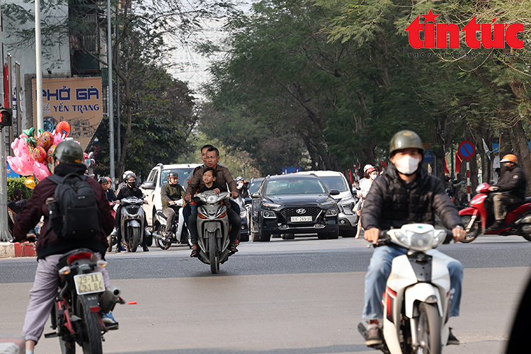 Ngày Tết, nhiều người du xuân vượt đèn đỏ, kẹp 3, không đội mũ bảo hiểm